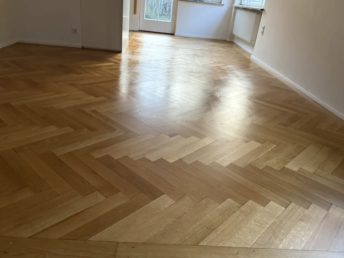 Heller Fischgrätboden in einem Wohnraum