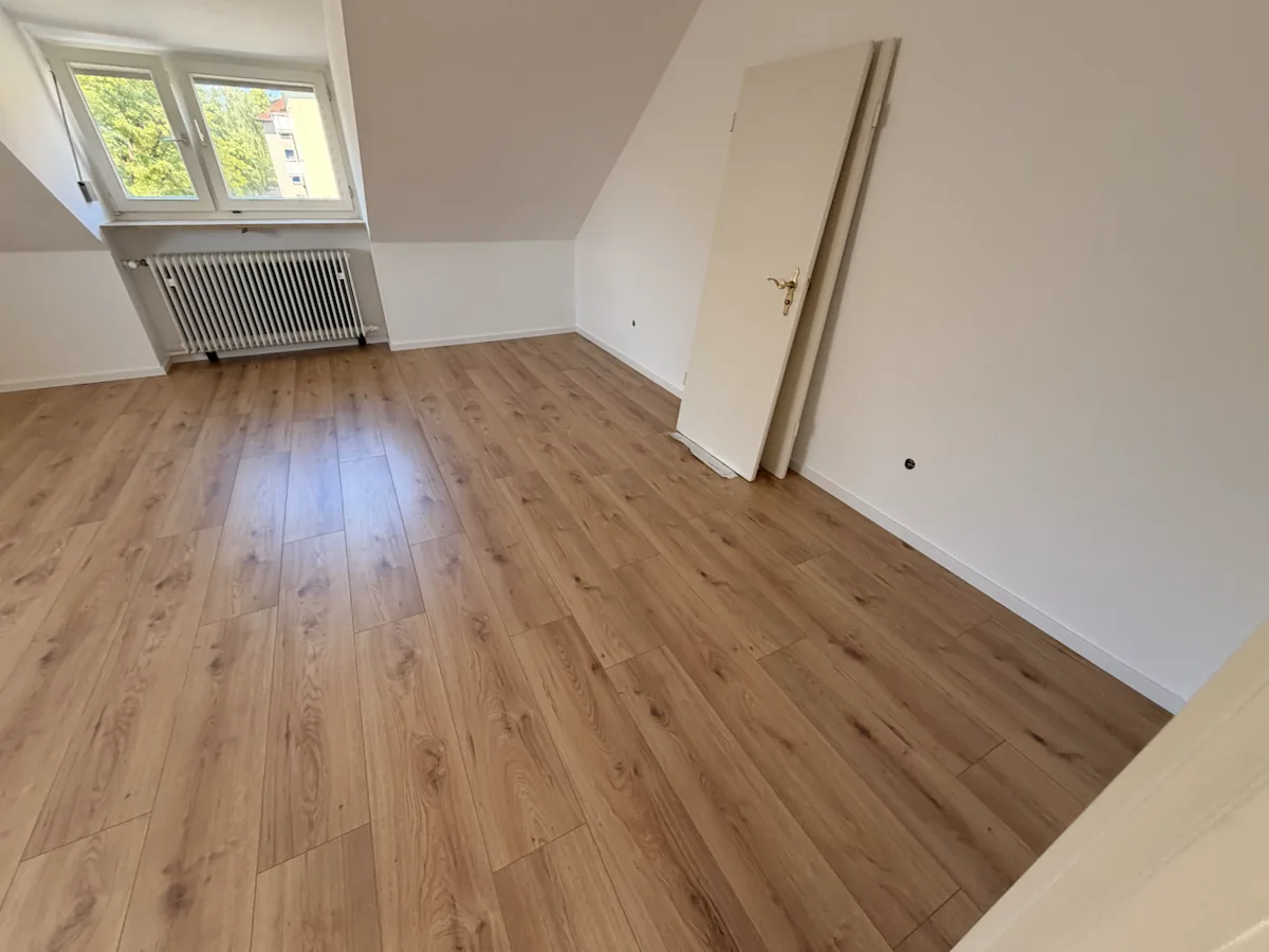 Neu verlegter Boden in Holzoptik im Dachzimmer