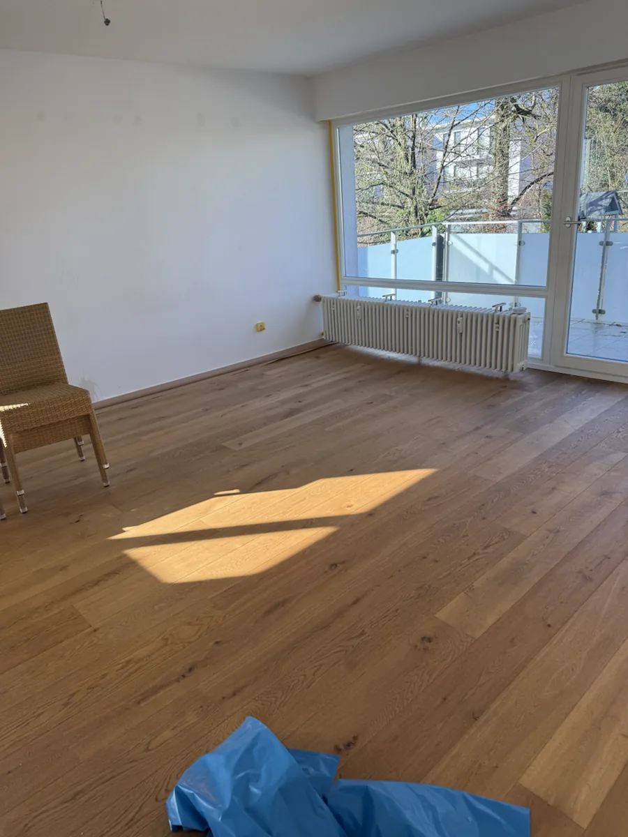 Breite Holzdielen in einem hellen Wohnraum