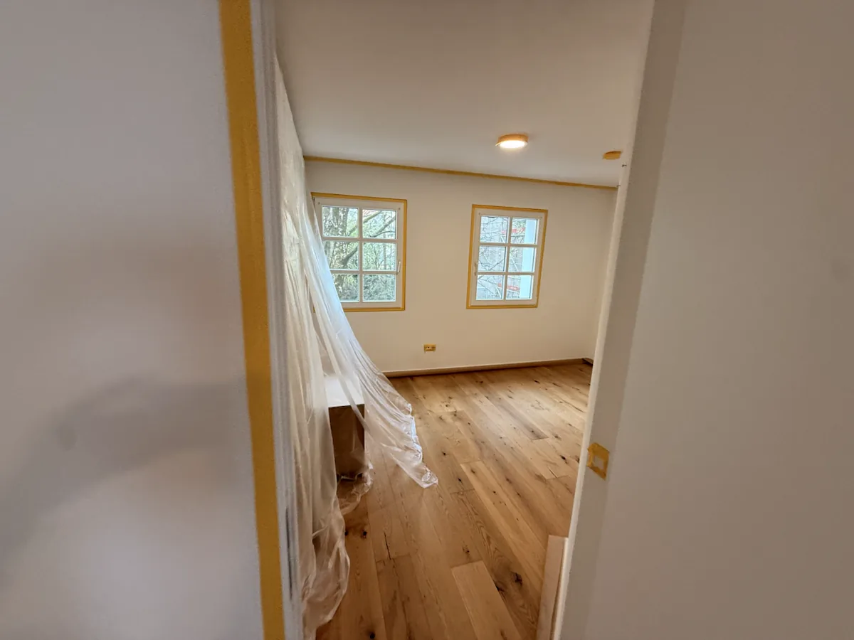 Renovierter heller Raum mit Holzboden