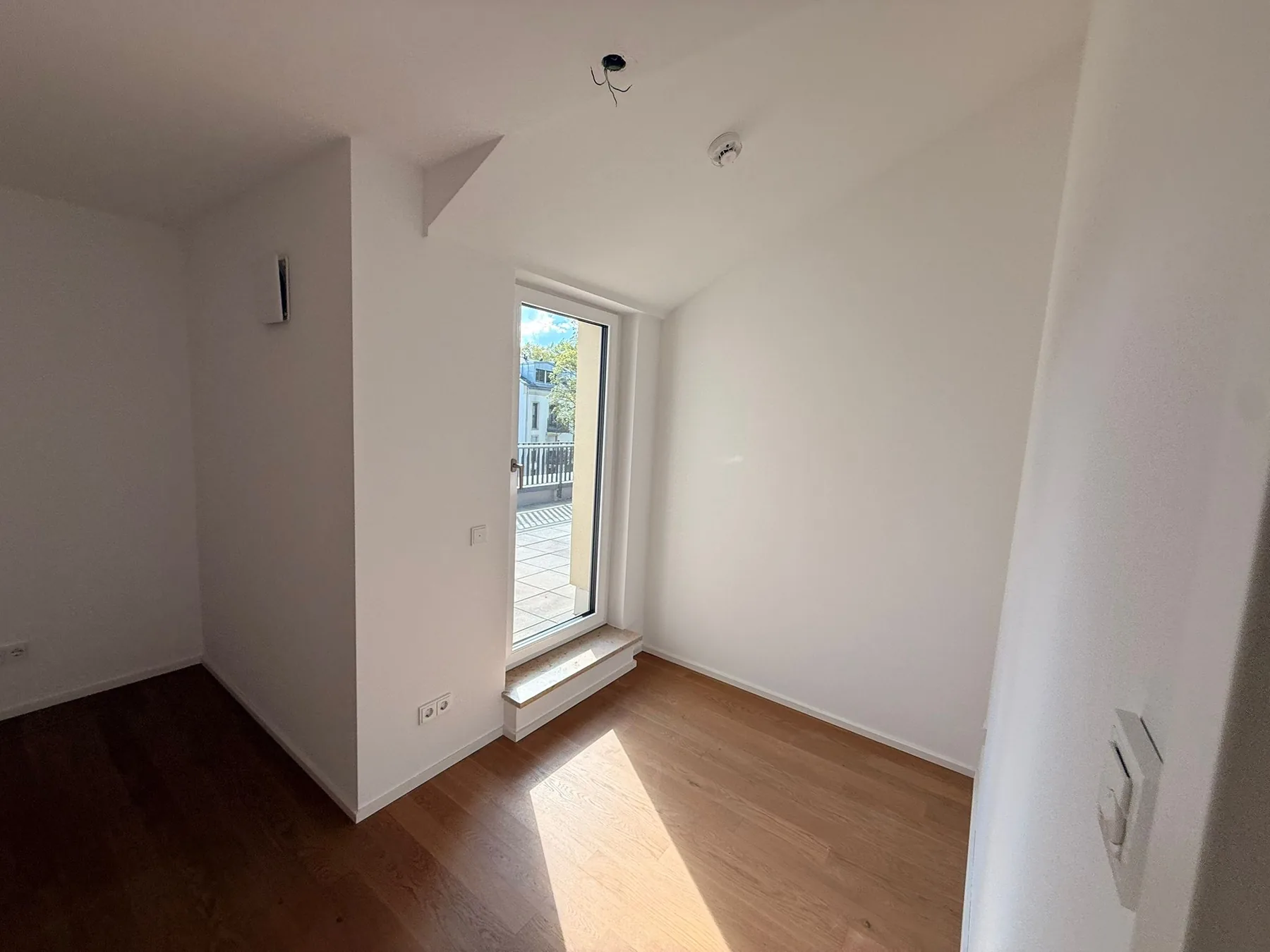 Helles Zimmer mit Terrassenzugang