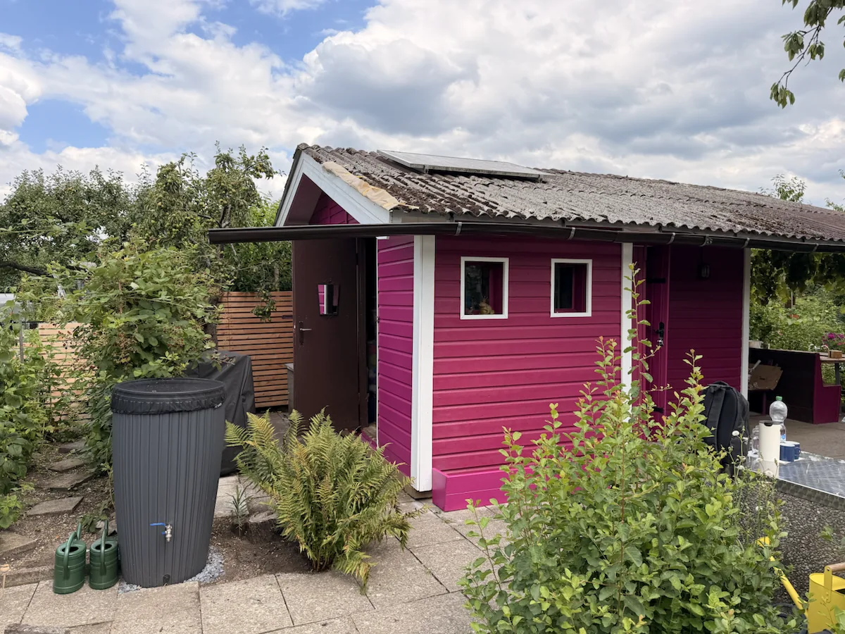 Gartenhaus nach farbigem Neuanstrich
