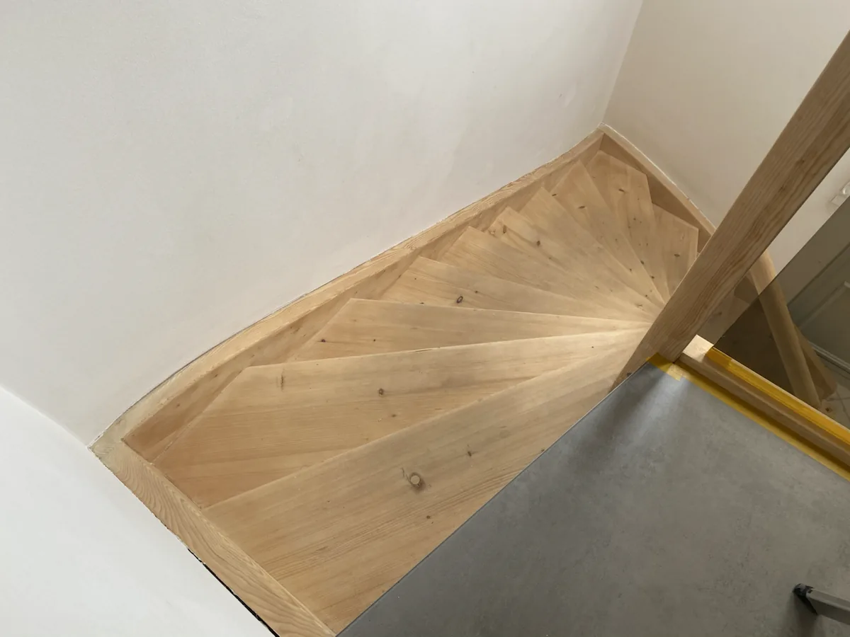 Helle Holztreppe im Dachgeschoss