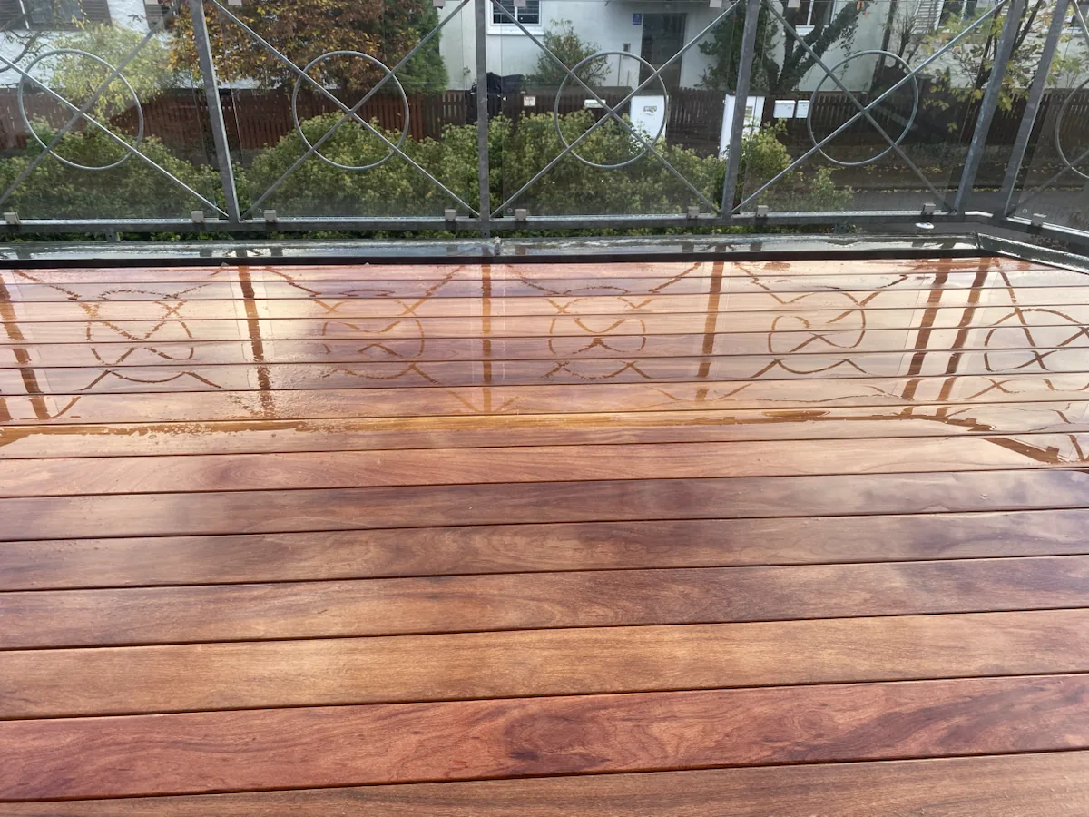 Detail einer neu gebauten Holzterrasse
