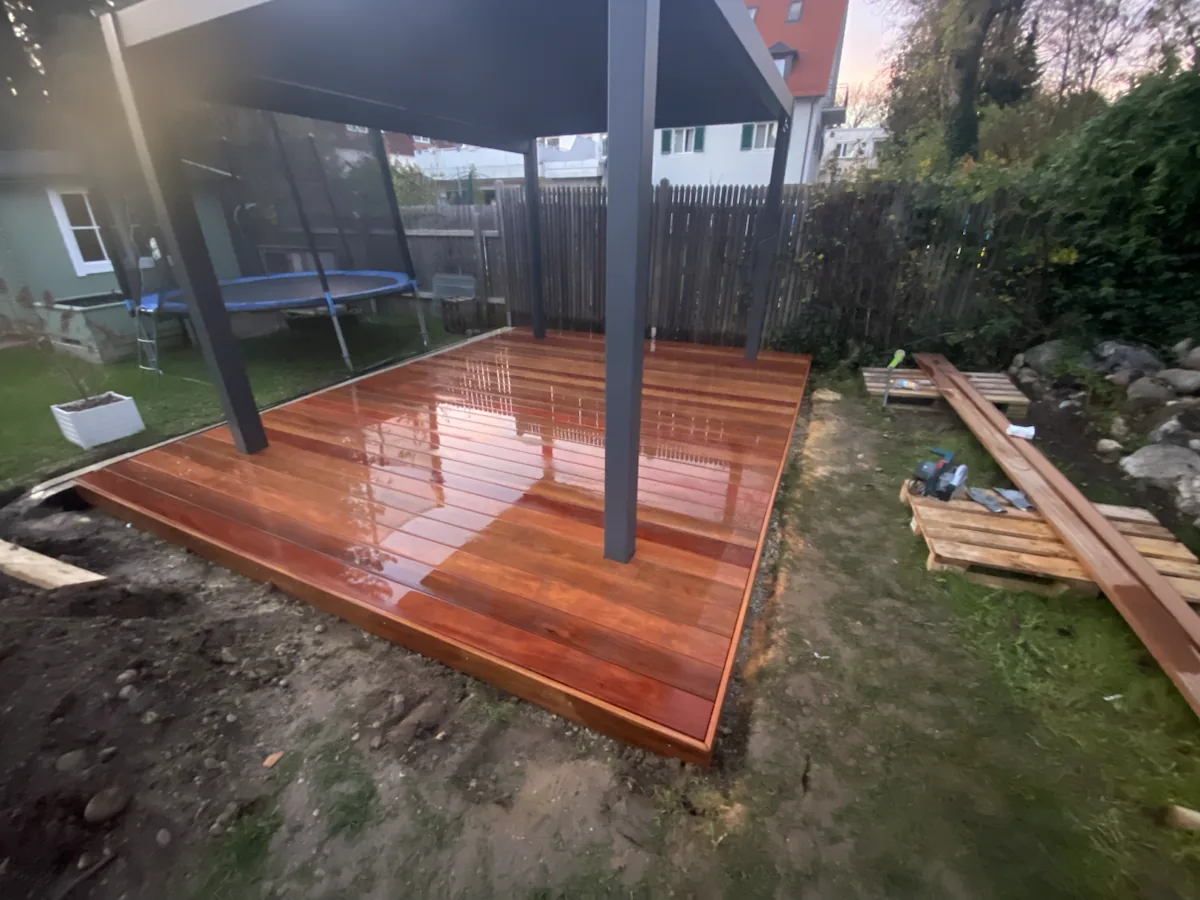 Fertiggestellte Holzterrasse