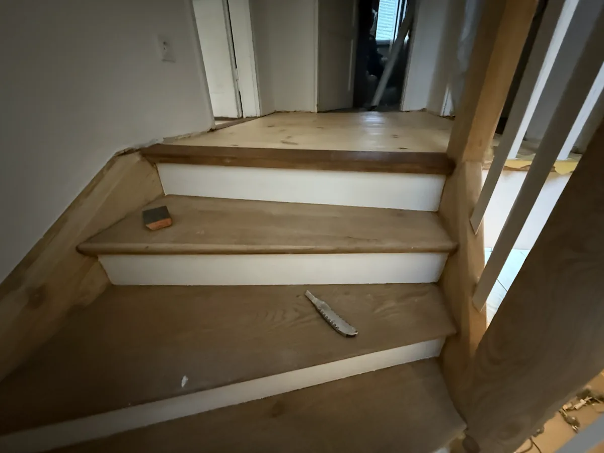 Holztreppe während der Aufarbeitung