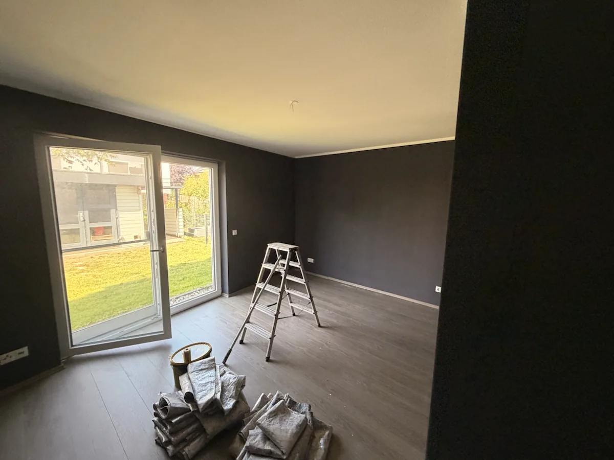 Wohnraum mit dunkler Wandgestaltung